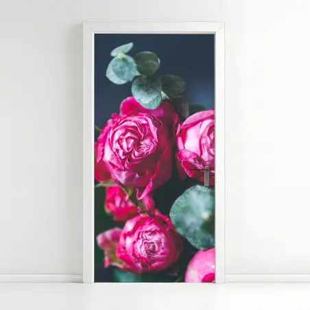 Sticker pour porte roses fuchsia en gros plan sur fond bleu – Wallnifity®