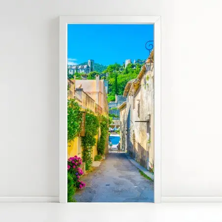 Sticker pour porte ruelle ensoleillée d'un village en Provence – Wallnifity®