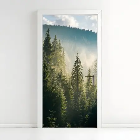 Sticker pour porte brume matinale sur la forêt d'épicéas – Wallnifity®