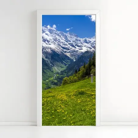 Sticker pour porte panorama alpin fleuri au printemps – Wallnifity®