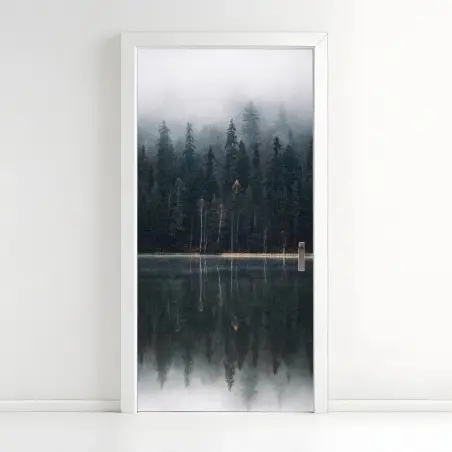 Sticker pour porte forêt brumeuse au bord du lac, reflet apaisant – Wallnifity®