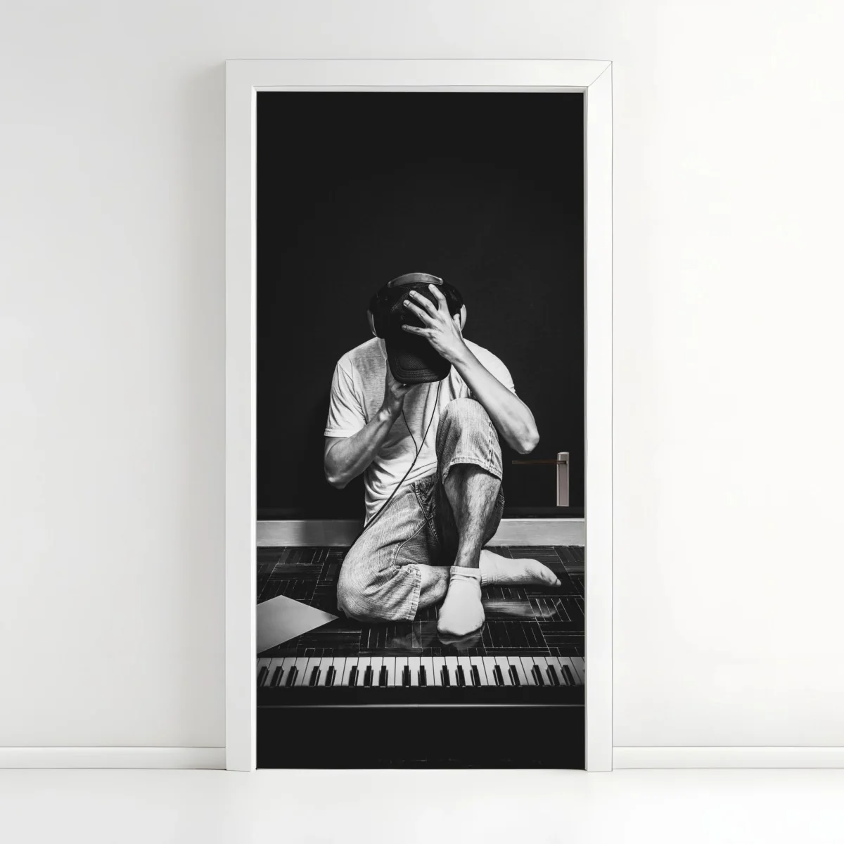 Sticker pour porte portrait intimiste d'un musicien en studio – Wallnifity® Sticker pour porte portrait intimiste d'un musicien en studio – Wallnifity®