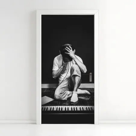 Sticker pour porte portrait intimiste d'un musicien en studio – Wallnifity®
