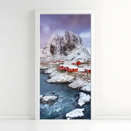 Sticker pour porte village de cabanes rouges au pied des montagnes – Wallnifity®