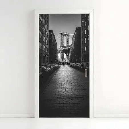 Sticker pour porte vibrante perspective du pont de Manhattan entre les immeubles – Wallnifity®