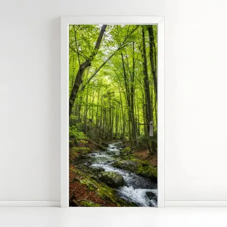 Sticker pour porte forêt verdoyante et ruisseau paisible – Wallnifity®