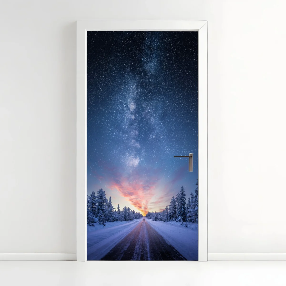 Sticker pour porte route vers la voie lactée au-dessus d'une forêt enneigée – Wallnifity® Sticker pour porte route vers la voie lactée au-dessus d'une forêt enneigée – Wallnifity®