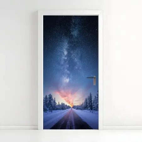 Sticker pour porte route vers la voie lactée au-dessus d'une forêt enneigée – Wallnifity®