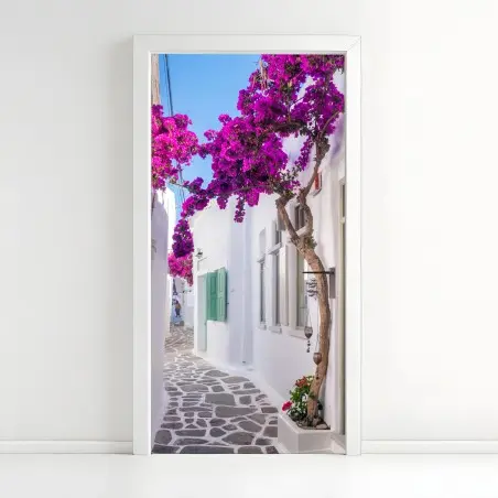 Sticker pour porte ruelle blanche ensoleillée au bougainvillier – Wallnifity®