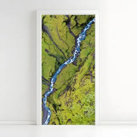 Sticker pour porte rivière sinueuse au cœur d'un tapis de mousse – Wallnifity®