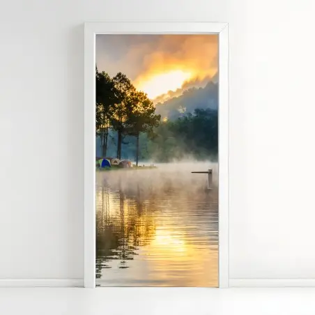 Sticker pour porte aube brumeuse au lac de Pang Oung, Mae Hong Son – Wallnifity®