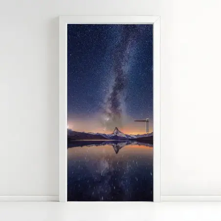 Sticker pour porte voûte céleste au-dessus d'un lac miroir – Wallnifity®