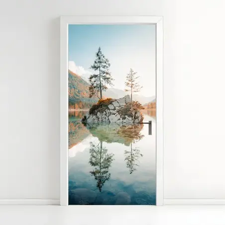 Sticker pour porte îlot rocheux et reflet sur le lac à Hintersee – Wallnifity®