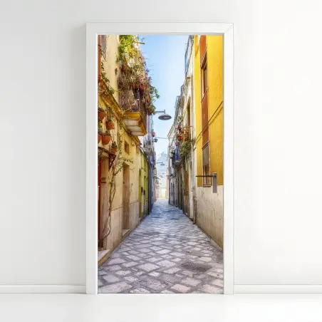 Sticker pour porte ruelle ensoleillée du centre ancien de Brindisi – Wallnifity®