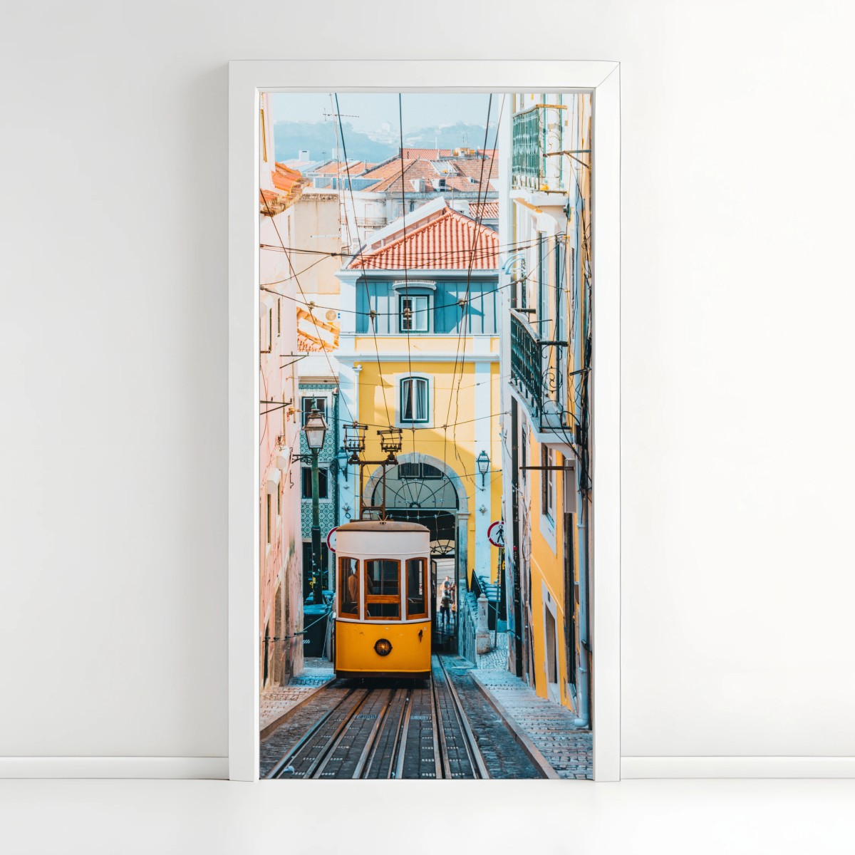 Sticker pour porte vue colorée de l'Elevador da Bica, Lisbonne – Wallnifity®