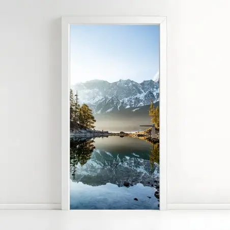 Sticker pour porte reflet alpin au lever du soleil – Wallnifity®