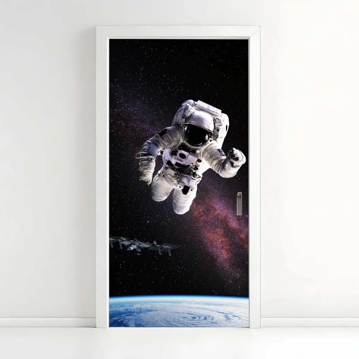 Sticker pour porte astronaute en apesanteur au-dessus de la Terre – Wallnifity® Sticker pour porte astronaute en apesanteur au-dessus de la Terre – Wallnifity®
