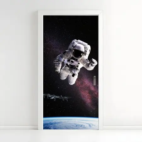 Sticker pour porte astronaute en apesanteur au-dessus de la Terre – Wallnifity®