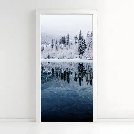Sticker pour porte reflet hivernal sur lac – Wallnifity®