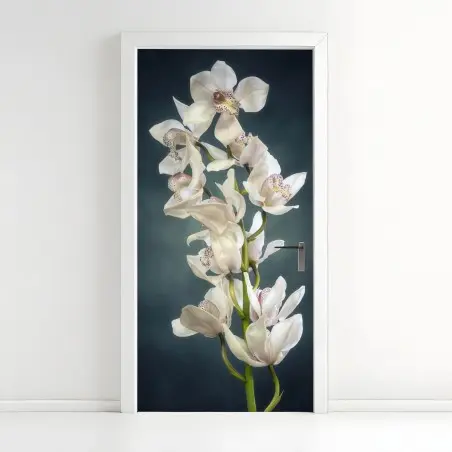 Sticker pour porte orchidée blanche élégante sur fond sombre – Wallnifity®