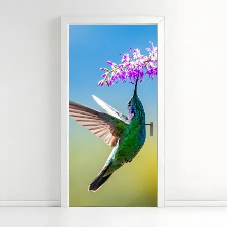 Sticker pour porte colibri émeraude en vol près d'une fleur violette – Wallnifity®