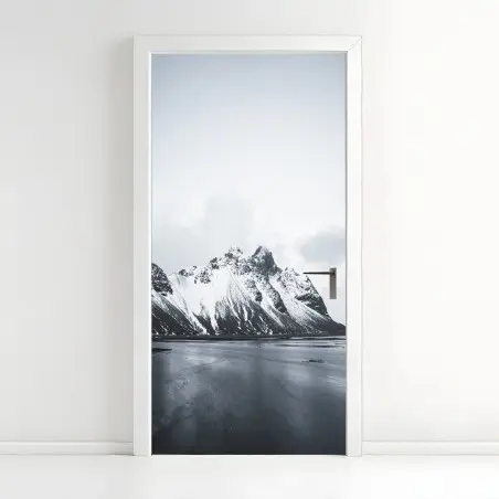 Sticker pour porte paysage montagneux enneigé et littoral paisible – Wallnifity®