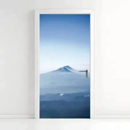 Sticker pour porte horizon brumeux et sommet enneigé – Wallnifity®