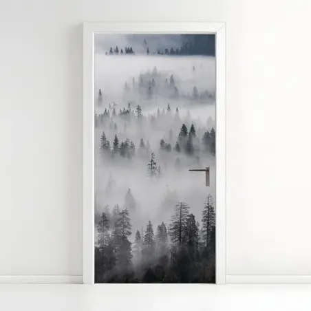 Sticker pour porte forêt de pins enveloppée de brume – Wallnifity®