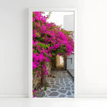 Sticker pour porte ruelle cycladique fleurie à Naousa, Paros, Grèce – Wallnifity®
