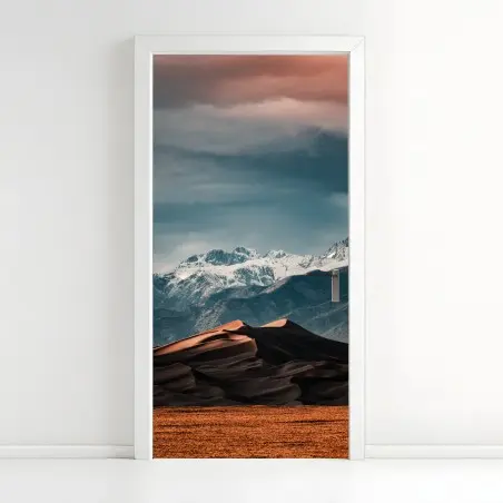 Sticker pour porte contraste saisissant entre dunes et montagnes enneigées – Wallnifity®