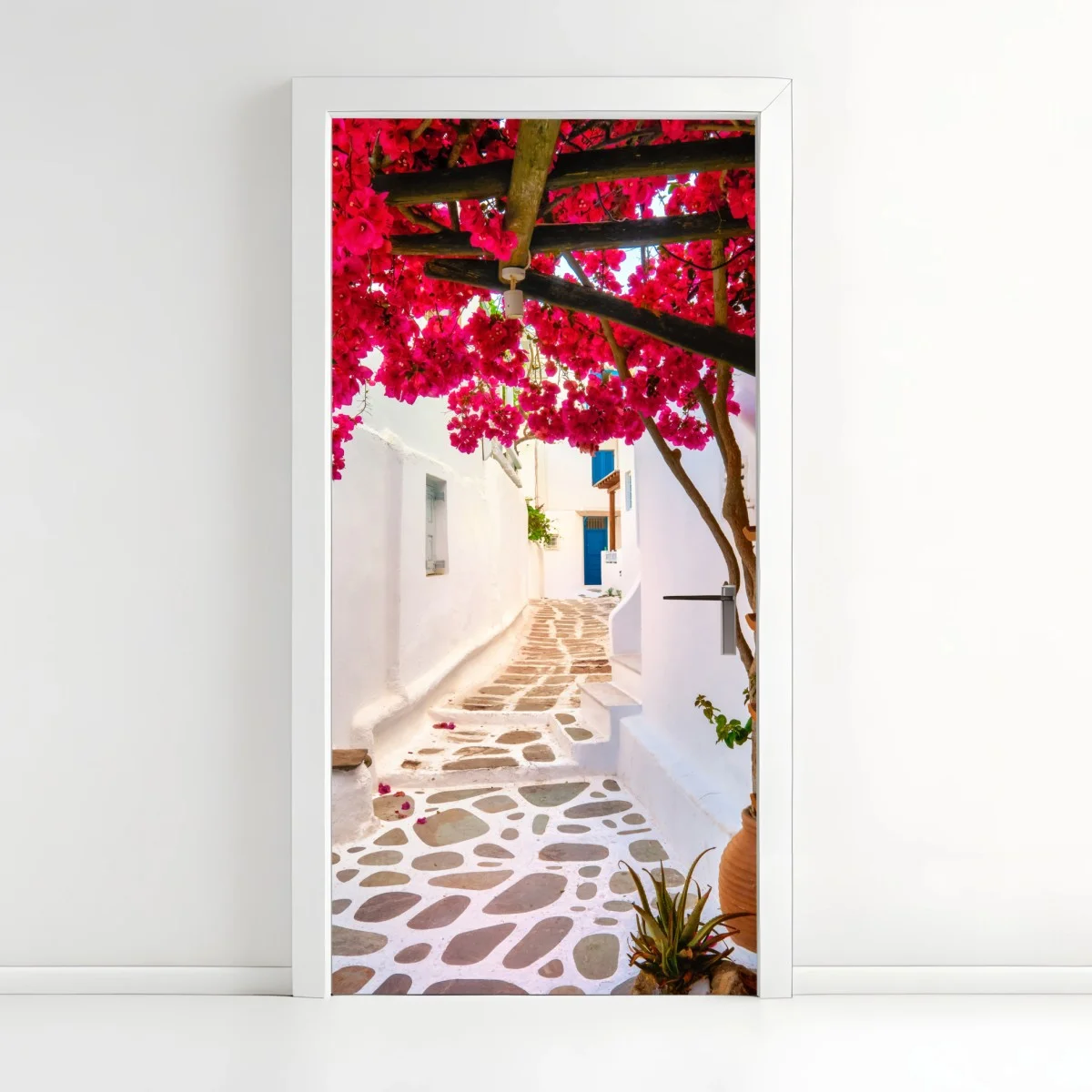 Sticker pour porte ruelle aux bougainvilliers et pavés blancs – Wallnifity® Sticker pour porte ruelle aux bougainvilliers et pavés blancs – Wallnifity®