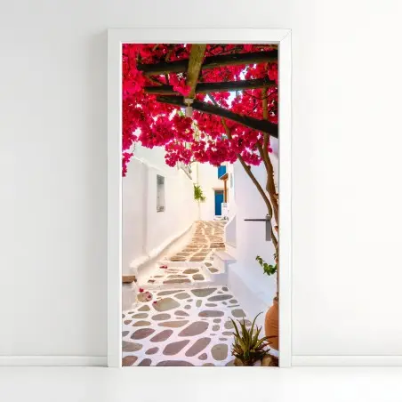 Sticker pour porte ruelle aux bougainvilliers et pavés blancs – Wallnifity®