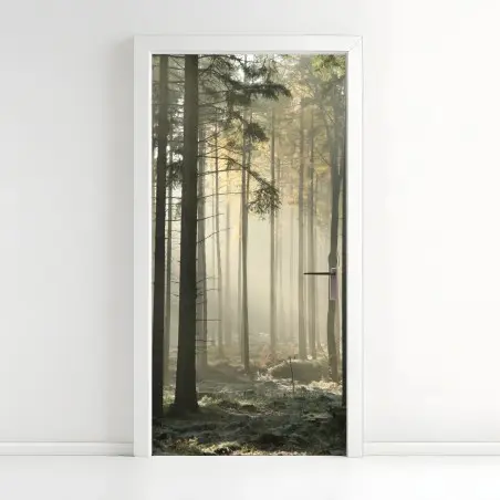 Sticker pour porte forêt brumeuse et lumière matinale – Wallnifity®