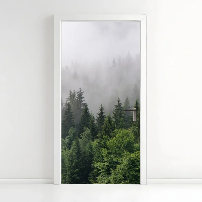 Sticker pour porte brume mystérieuse sur la forêt de conifères – Wallnifity®