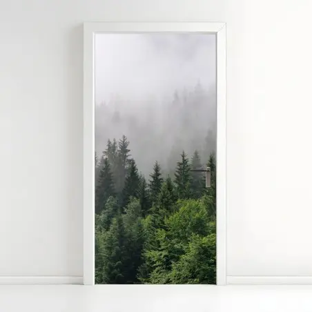 Sticker pour porte brume mystérieuse sur la forêt de conifères – Wallnifity®