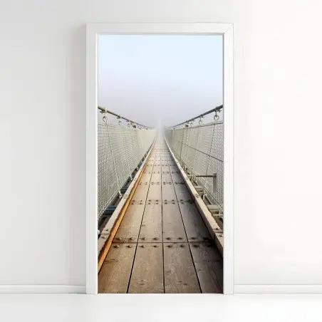 Sticker pour porte promenade dans la brume : pont suspendu en perspective – Wallnifity®