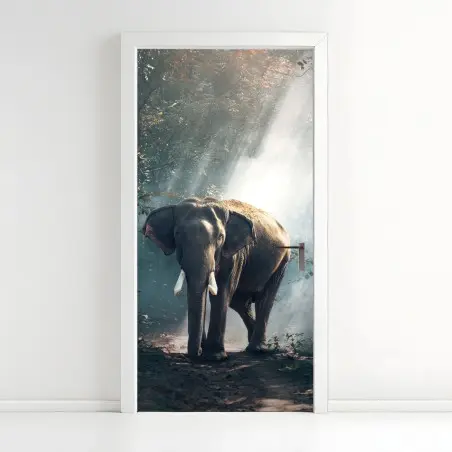 Sticker pour porte éléphant majestueux dans la forêt brumeuse – Wallnifity®