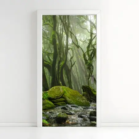 Sticker pour porte ruisseau dans la forêt embrumée – Wallnifity®