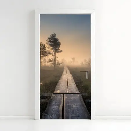 Sticker pour porte sentier en bois dans la brume au lever du soleil – Wallnifity®
