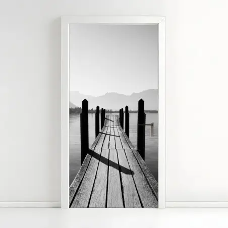 Sticker pour porte ponton sur un lac montagneux en noir et blanc – Wallnifity®