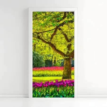Sticker pour porte promenade de printemps parmi les tulipes à Keukenhof – Wallnifity®