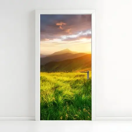 Sticker pour porte aube dorée dans la vallée montagneuse – Wallnifity®