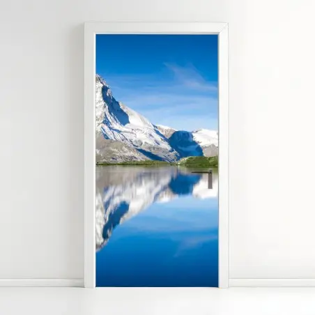Sticker pour porte reflet du Cervin sur un lac alpin – Wallnifity®