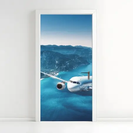 Sticker pour porte escapade aérienne au-dessus de la côte et des montagnes – Wallnifity®