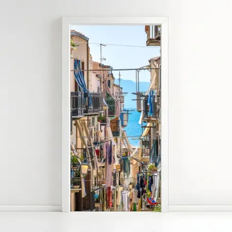 Sticker pour porte ruelle méditerranéenne ensoleillée avec vue sur la mer – Wallnifity®