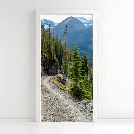 Sticker pour porte sentier de montagne alpin entre pins et sommets – Wallnifity®