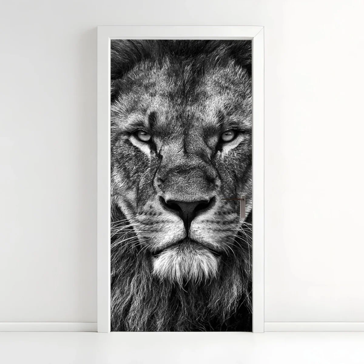 Sticker pour porte regard de lion majestueux en noir et blanc – Wallnifity® Sticker pour porte regard de lion majestueux en noir et blanc – Wallnifity®