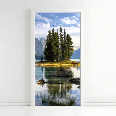 Sticker pour porte île boisée sur lac alpin aux eaux turquoises – Wallnifity®
