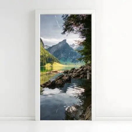 Sticker pour porte lac alpin émeraude au pied des montagnes – Wallnifity®