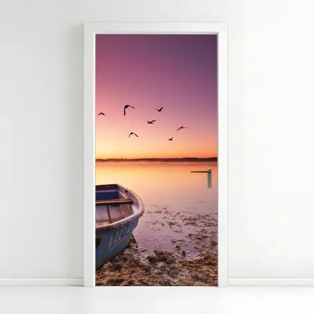Sticker pour porte bateau au crépuscule sur lac tranquille – Wallnifity®